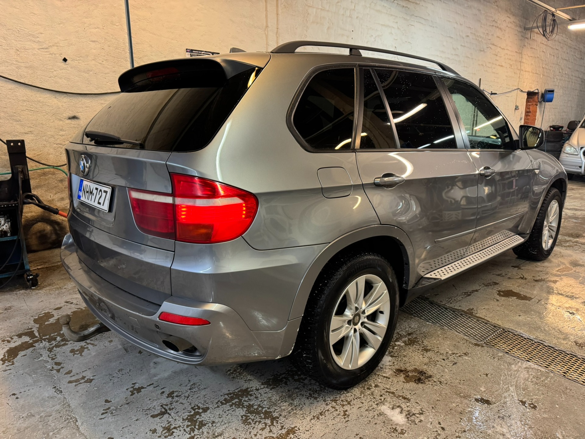 BMW X5 lasien tummennus