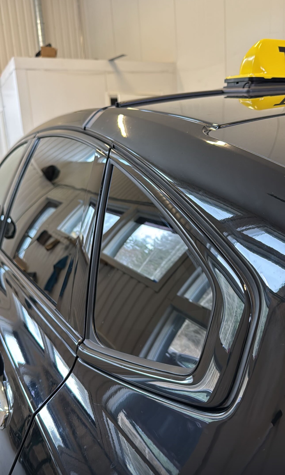 Kromiset ikkunalistat mustalla teipattuna