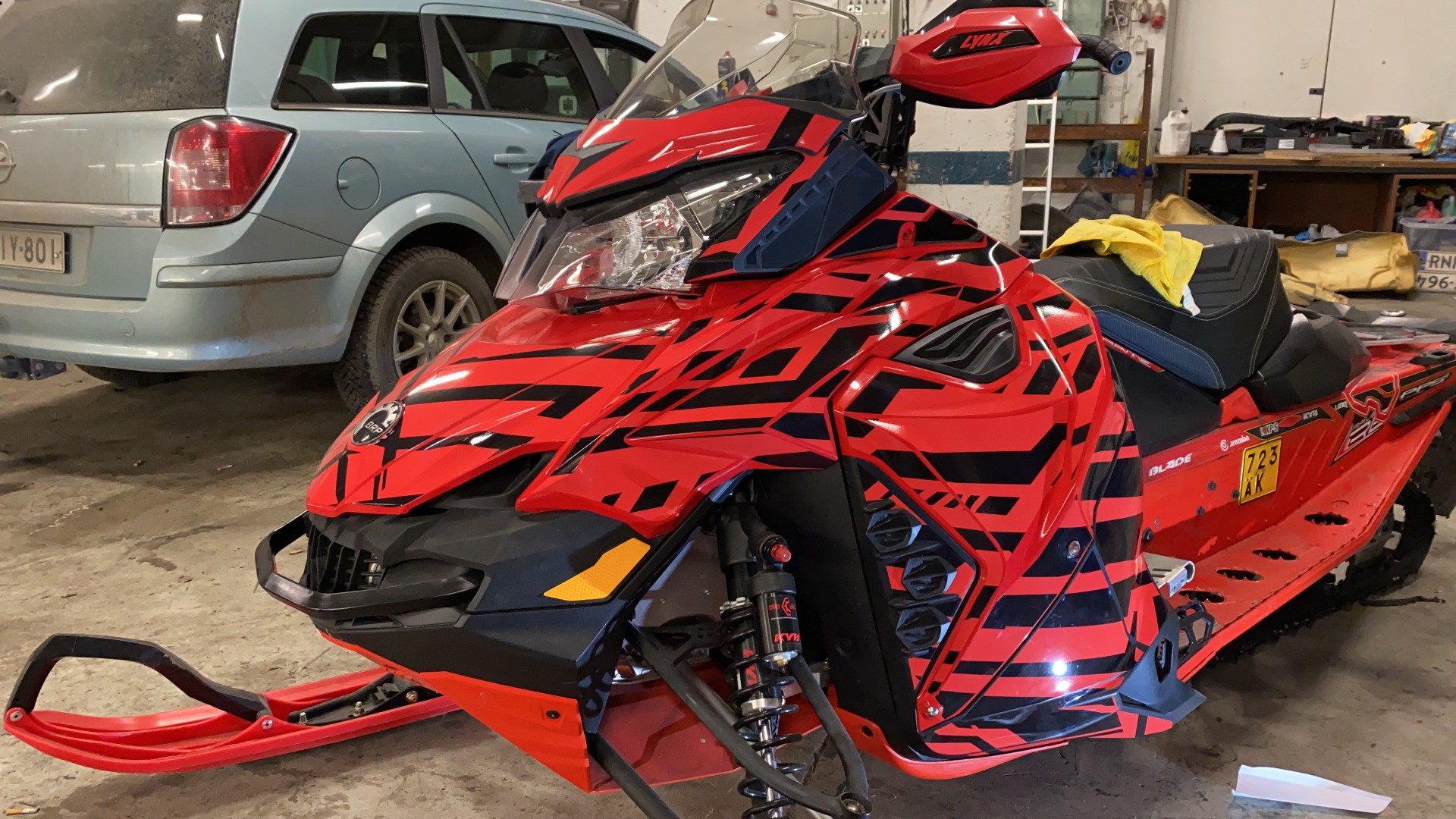 Moottorikelkan tarrasarja asennettuna