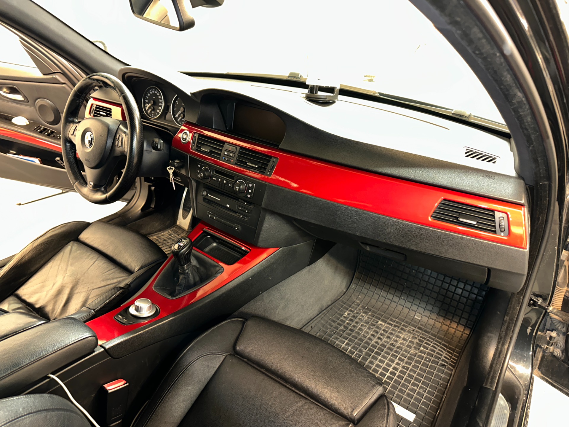 Sisätilojen listat teipattuna