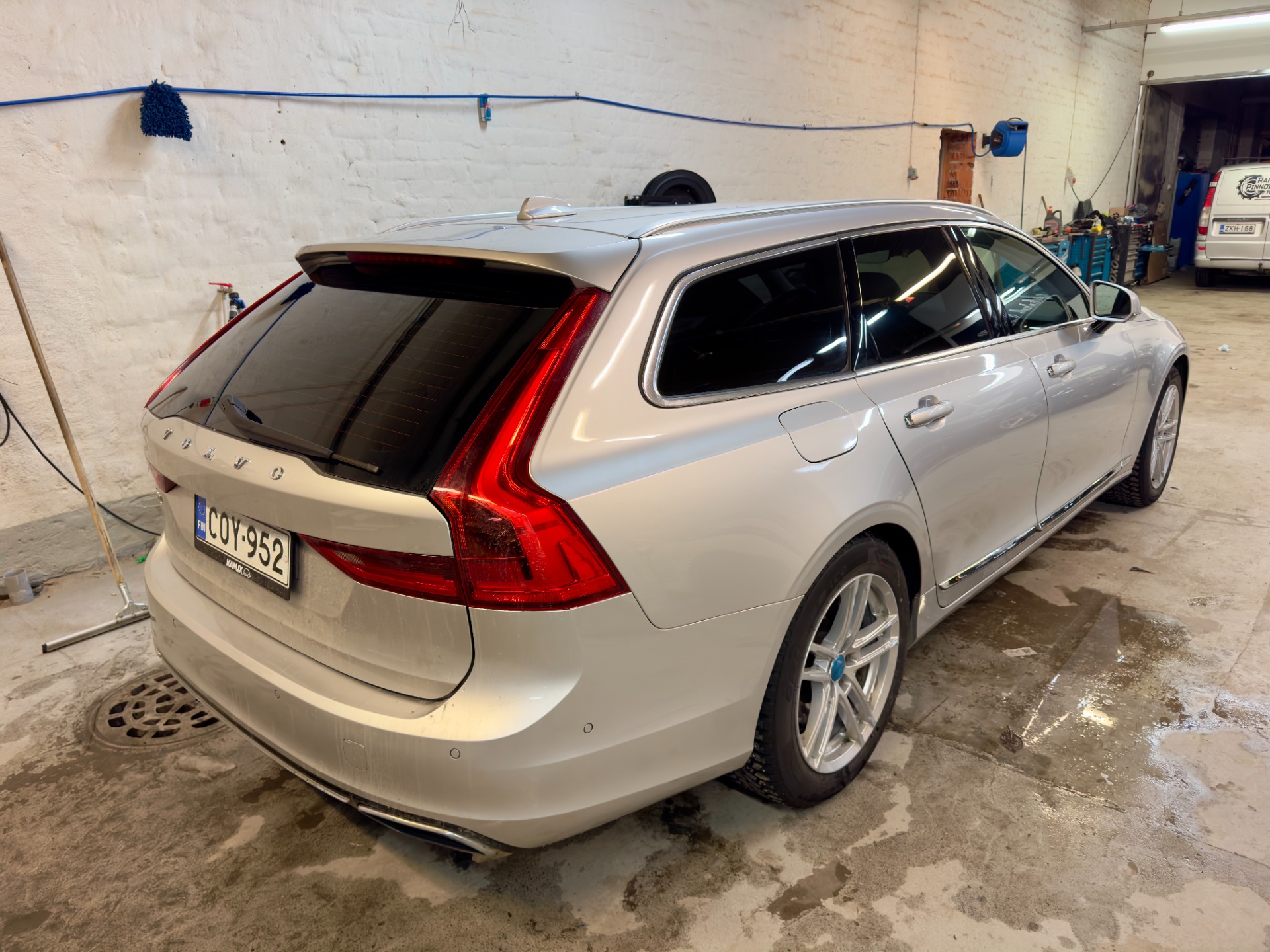 Volvo V90 lasien tummennus