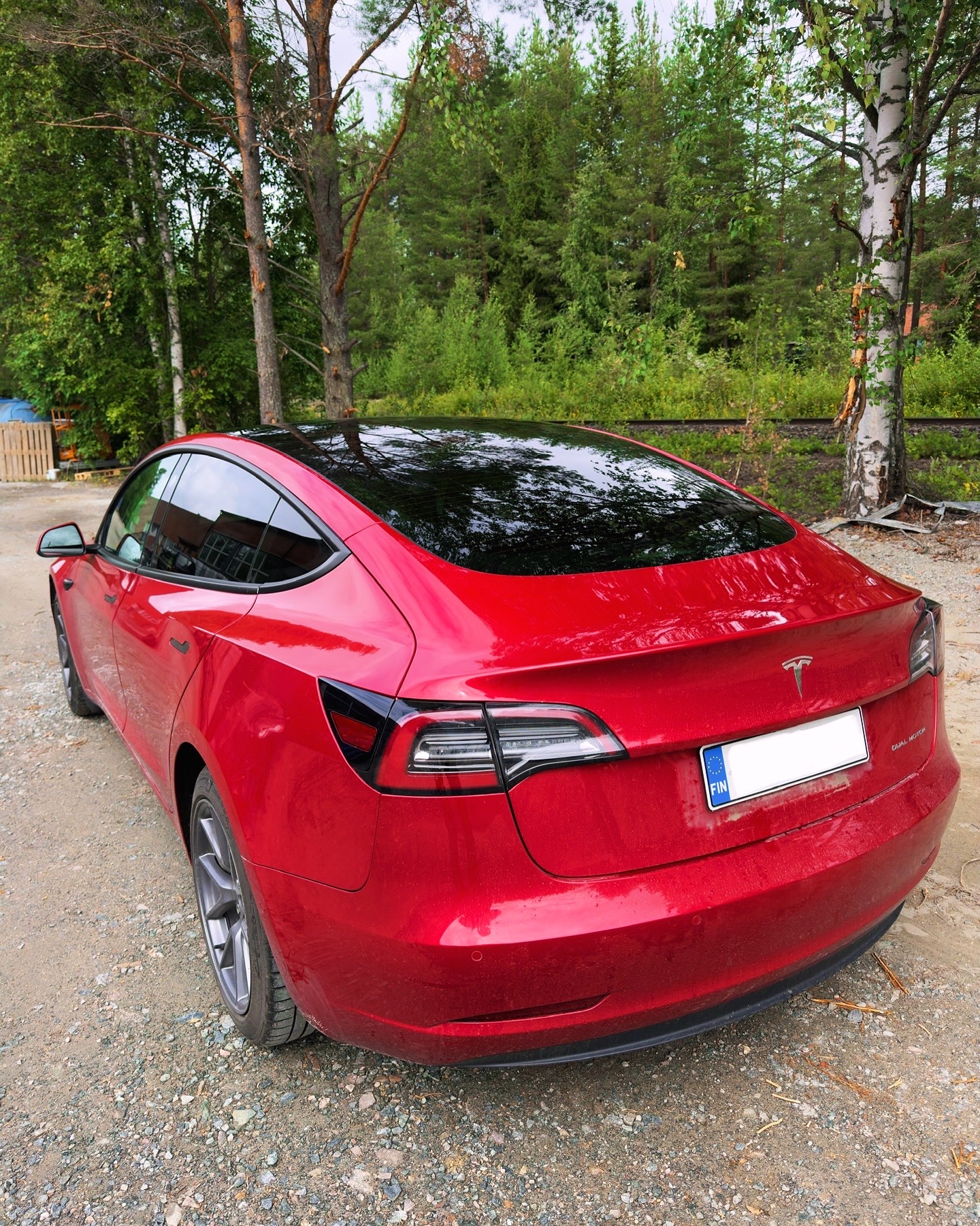 Tesla Model 3 lasien tummennus