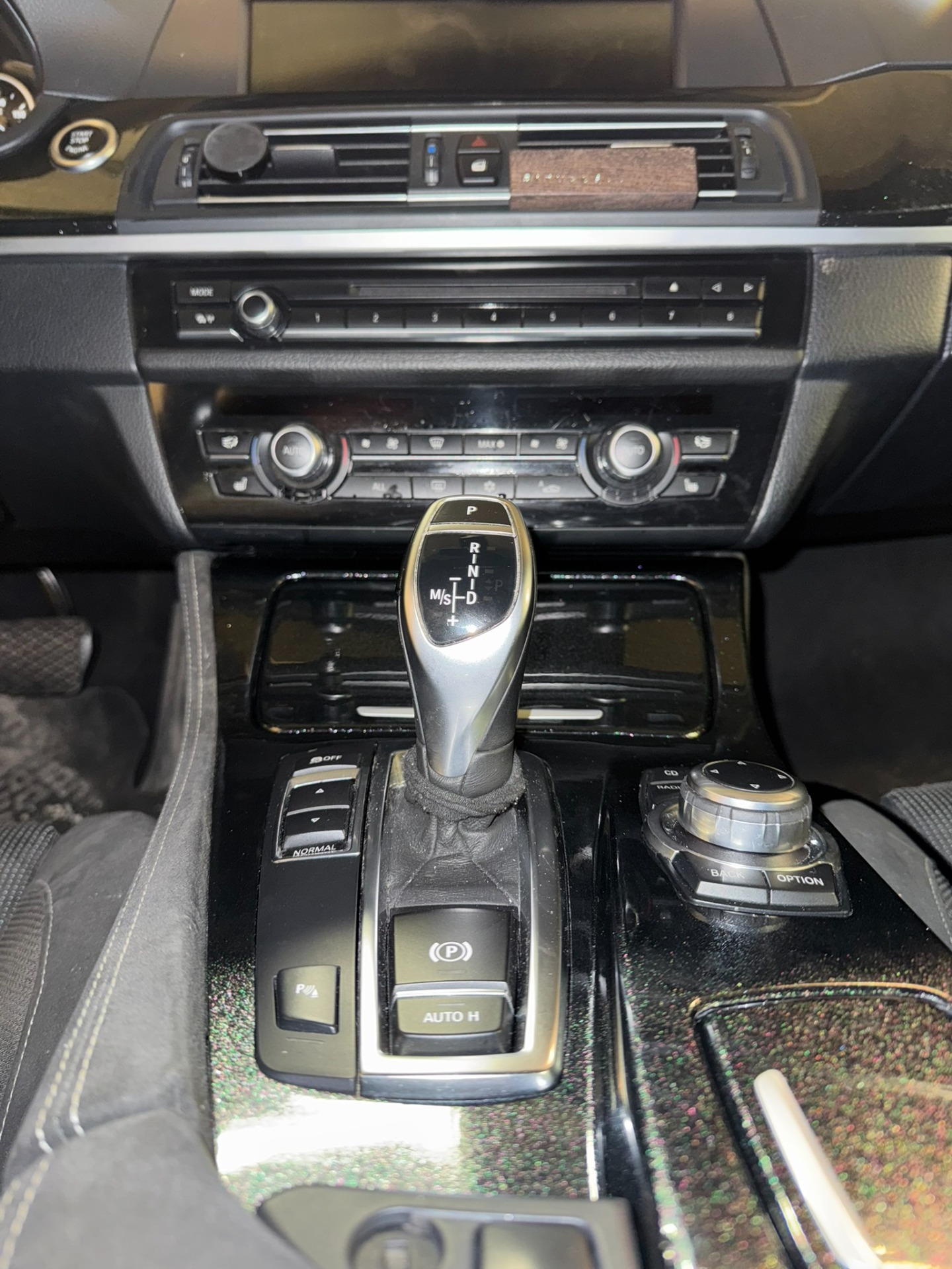 Sisätilojen listat teipattuna