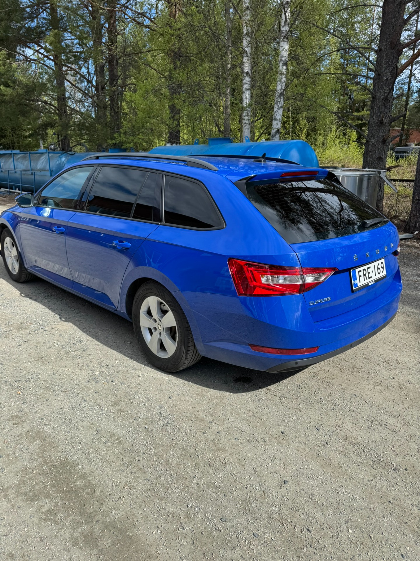 Skoda Suberb lasien tummennus