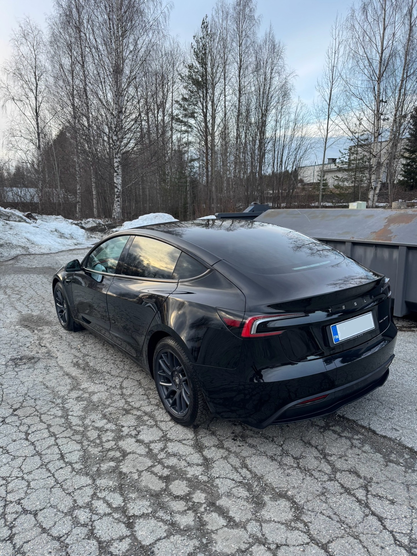 Tesla Model 3 lasien tummennus