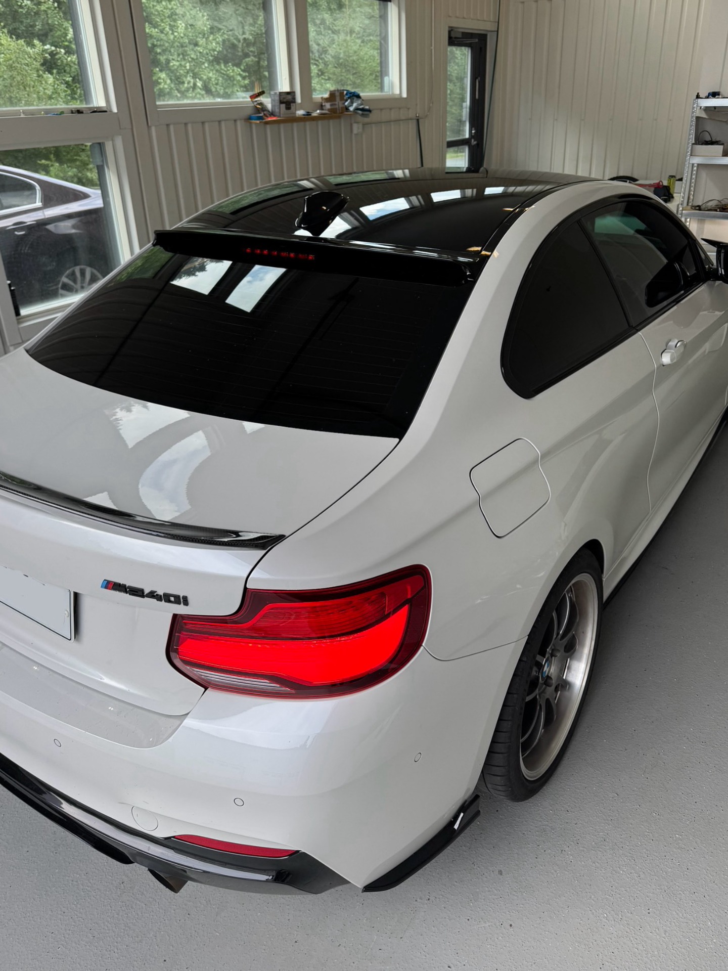 BMW M240i katon teippaus mustalla