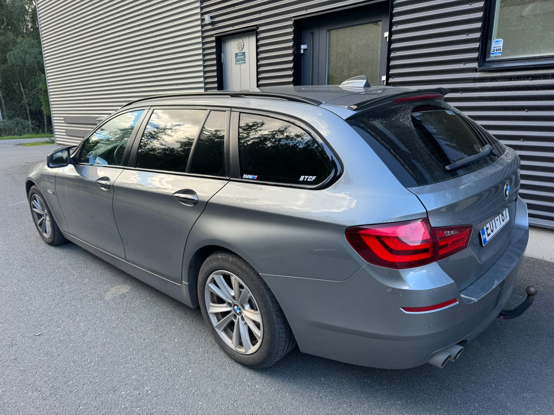 BMW F11 ikkuna kromien teippaus mustaksi