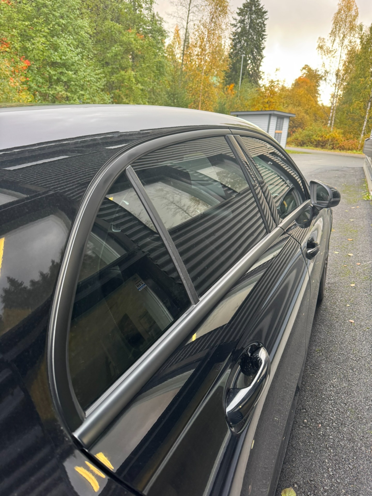 Kromien teippaus satiinin mustalla