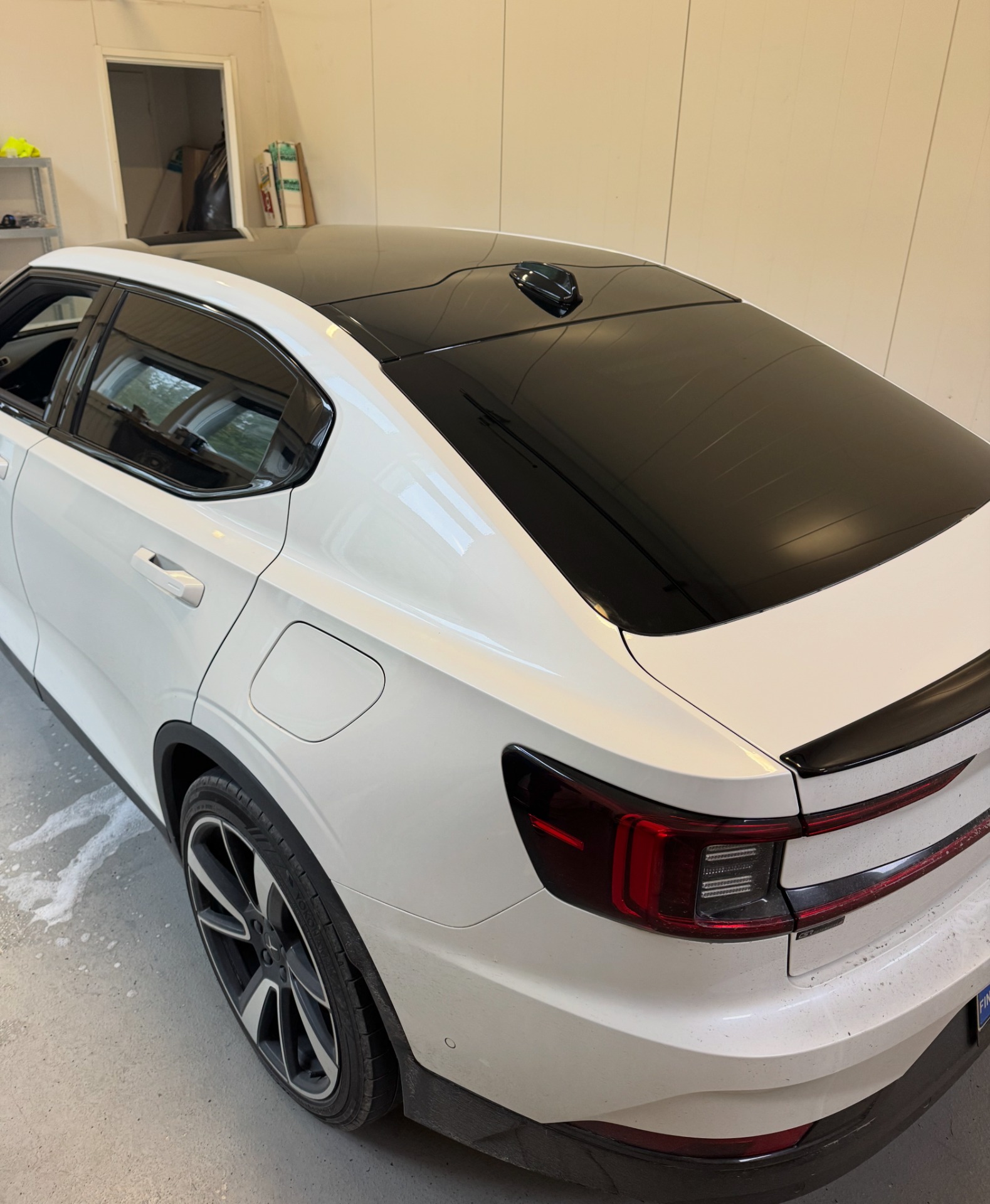 Polestar antennin, katon etu- ja takaosan teippaus mustaksi