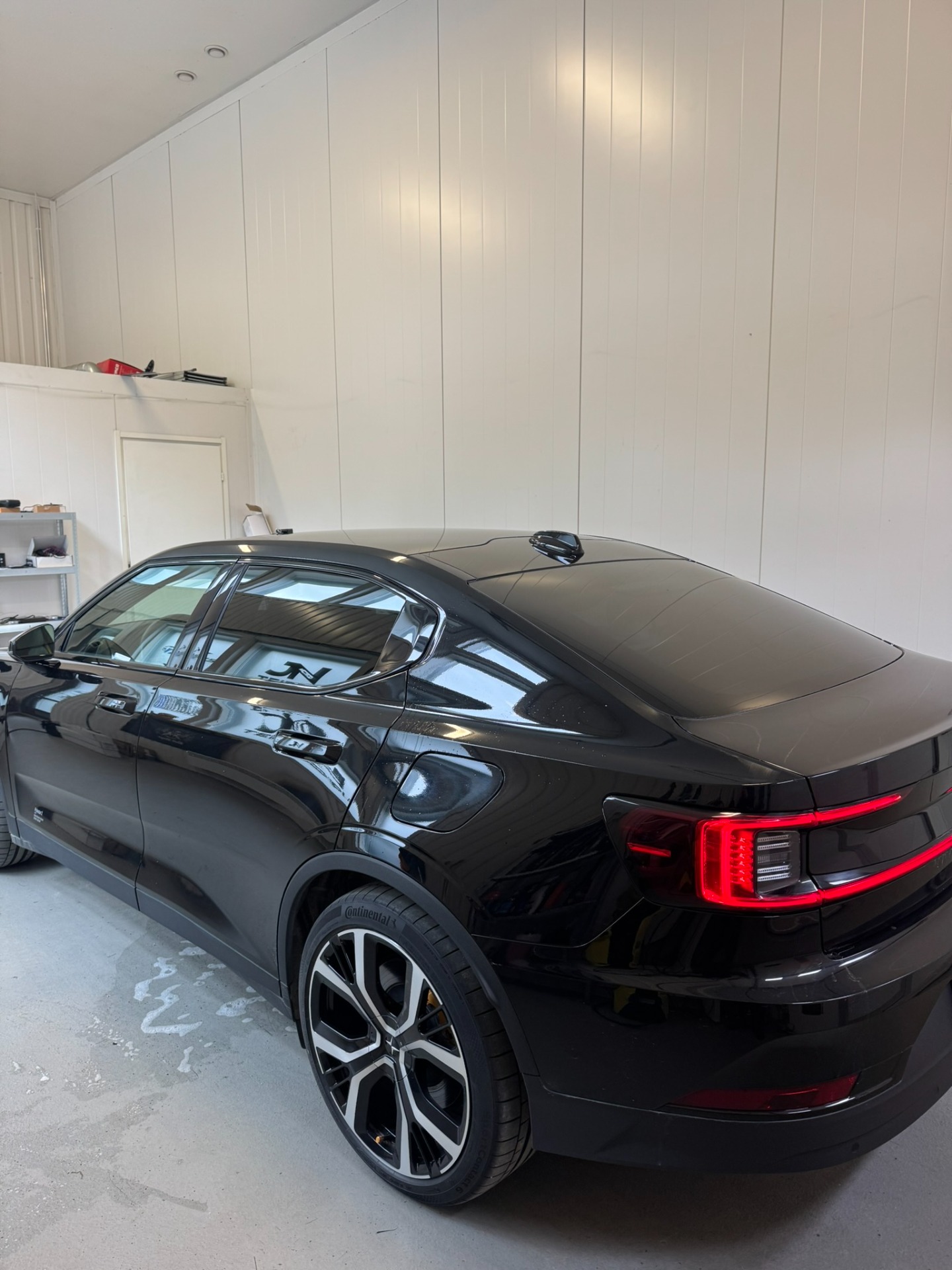 Polestar 2 takasivulasien tummennus